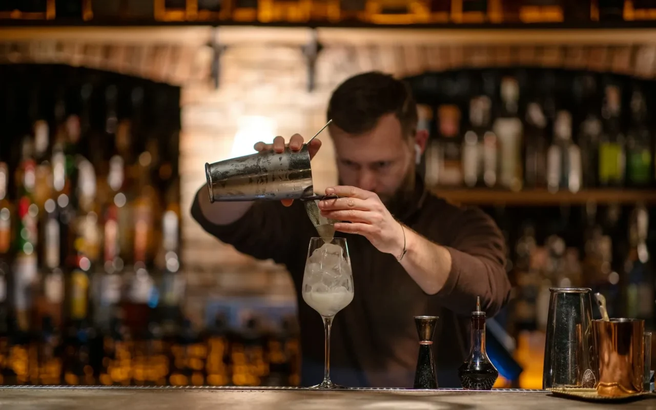 Barda kokteyl hazırlayan barmen