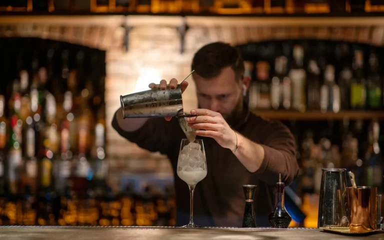 Barda kokteyl hazırlayan barmen