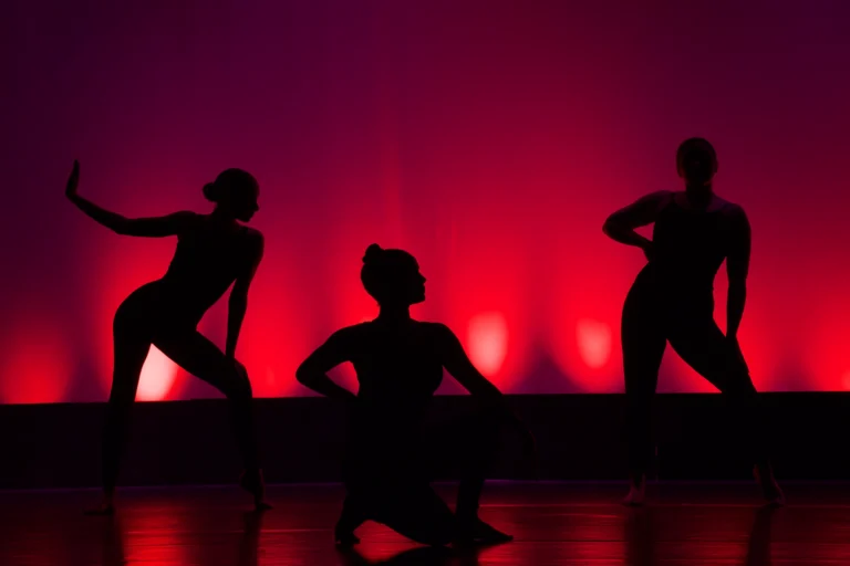 Dansçı kiralama – kırmızı ışıkta dans şov