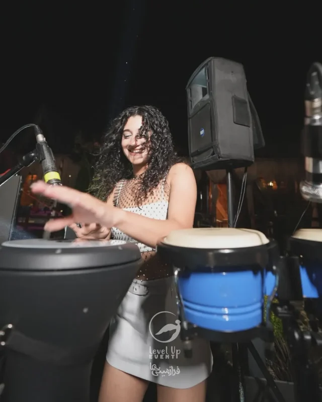 Perküsyon ve darbuka çalan sanatçı, canlı performans
