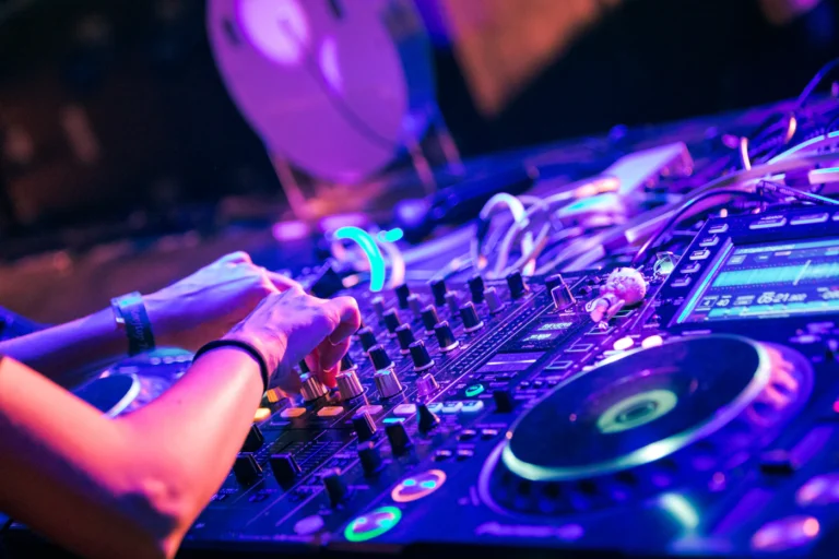 DJ hizmeti – profesyonel DJ mikseri