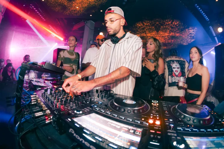 İstanbul DJ kiralama – etkinlikte DJ performansı