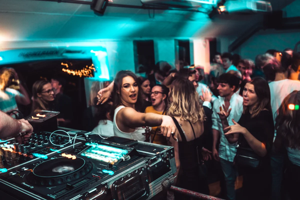 DJ eşliğinde dans pisti