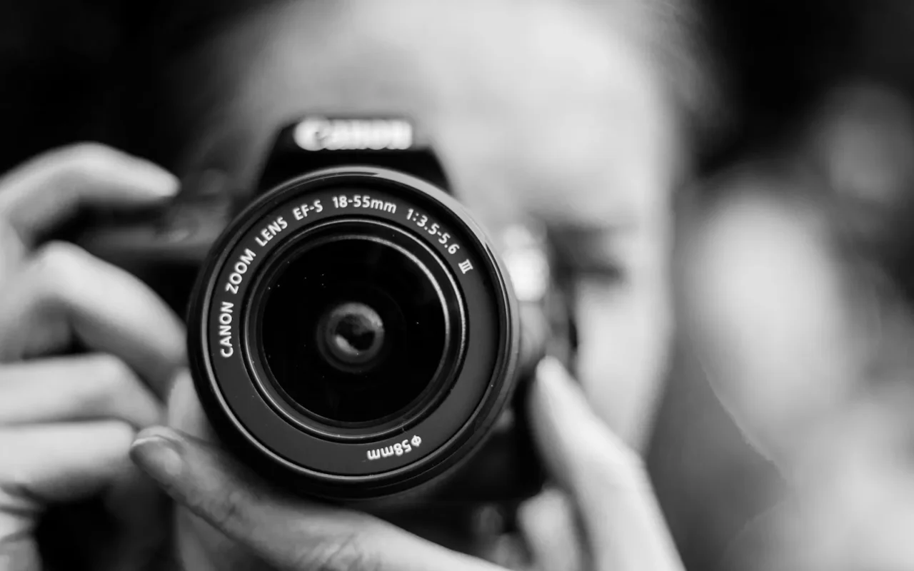 Fotoğraf makinesiyle çekim yapan fotoğrafçı