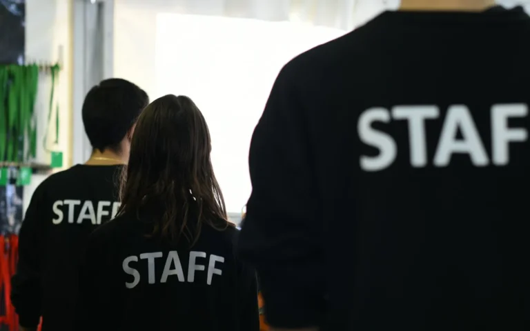 Staff tişörtlü etkinlik personeli