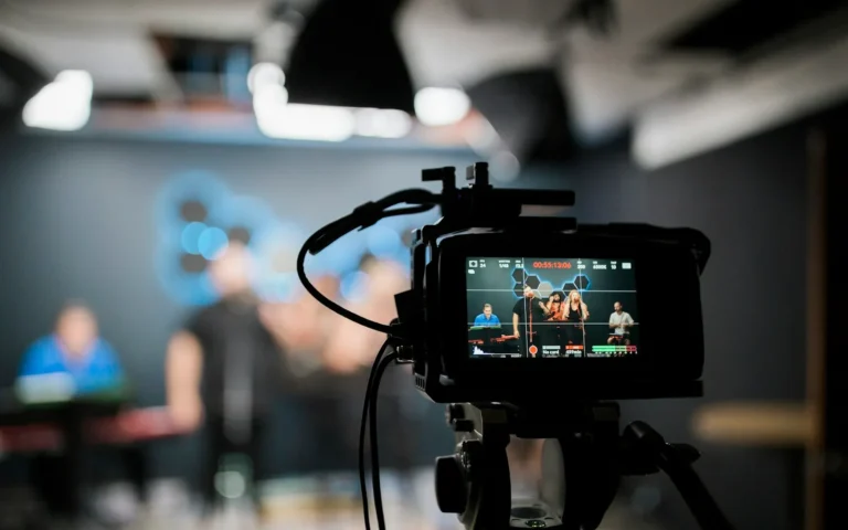 Canlı performansı kaydeden profesyonel video kamerası