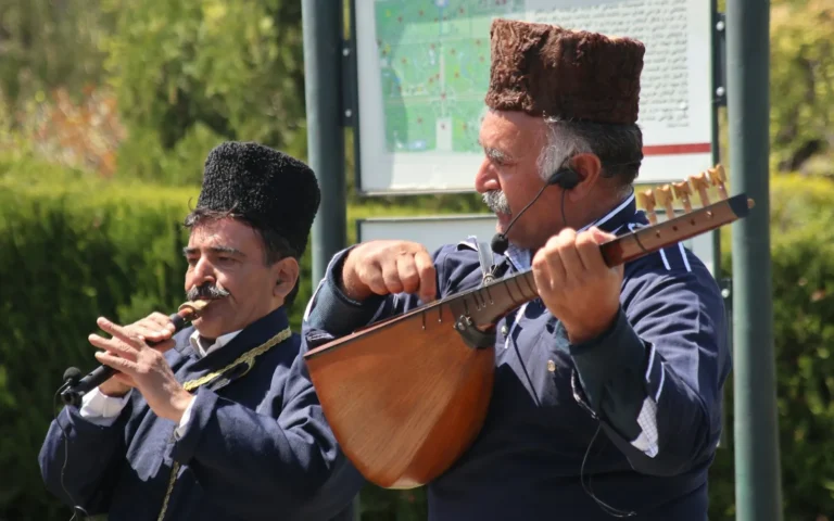 Geleneksel kıyafetlerle enstrüman çalan müzisyenler