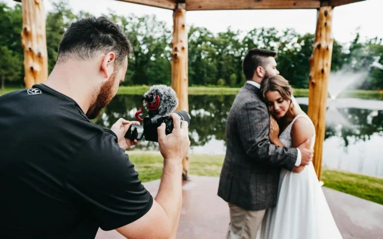 Düğün çiftini fotoğraflayan profesyonel fotoğrafçı