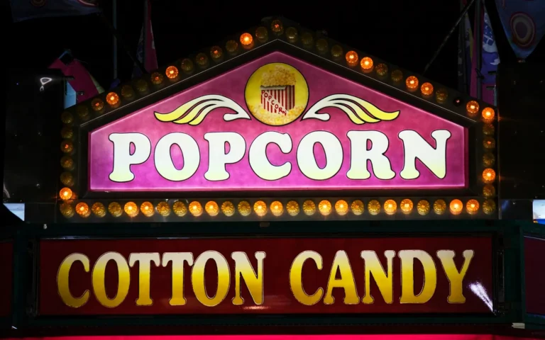 Popcorn ve pamuk şeker standının ışıklı tabelası
