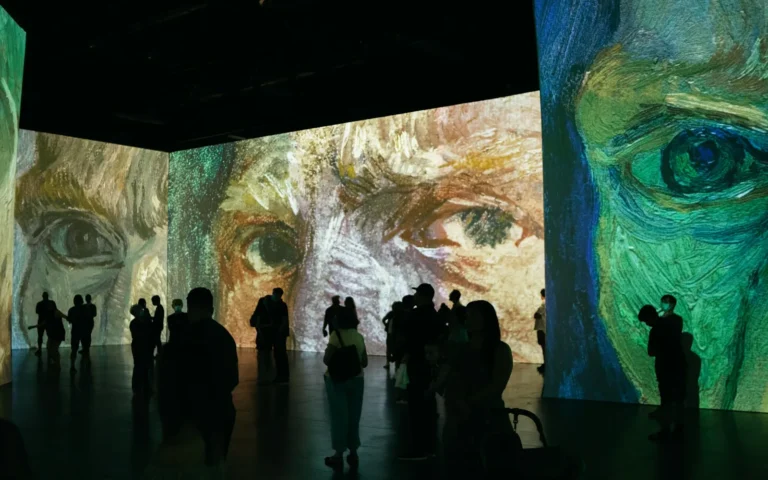 Projeksiyonlu immersive alanda ziyaretçiler