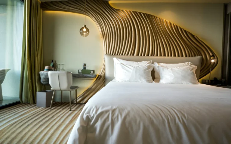 Sıcak ışıklı otel odası