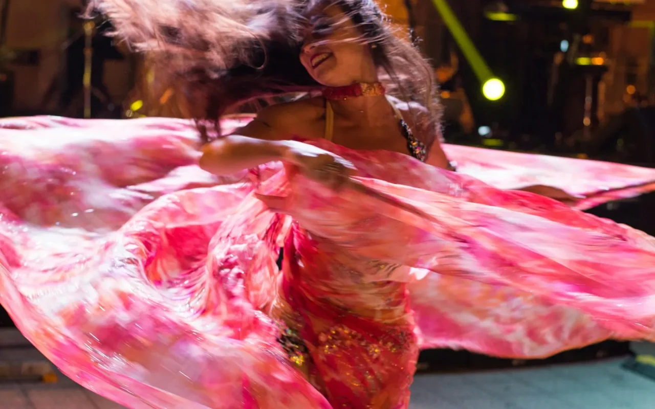 Eteğiyle dans eden oryantal dansçı