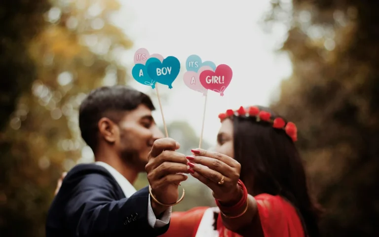 Photobooth aksesuarlarıyla poz veren çift