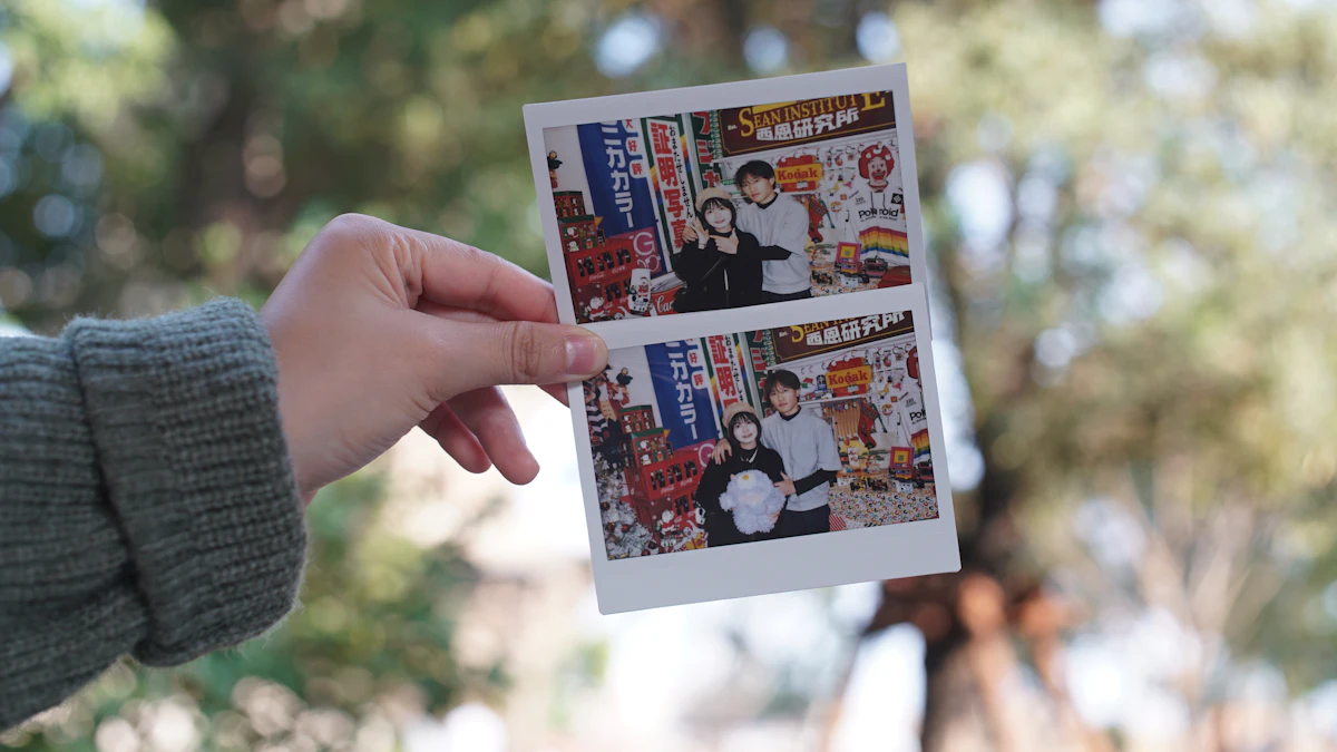 Elde tutulan iki karelik fotoğraf baskısı: photobooth’tan çıkan basılı hatıra örneği