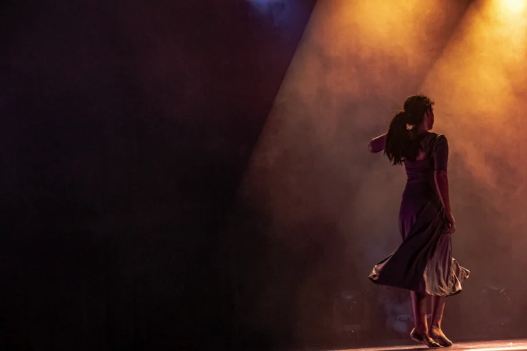 Profesyonel dansçı sahne performansı