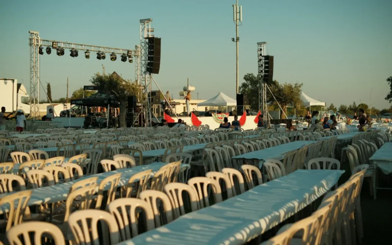 Açık havada sahne ve oturma düzeni