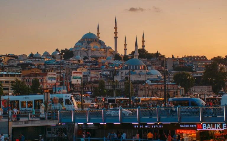 Gün batımında İstanbul silueti ve camiler