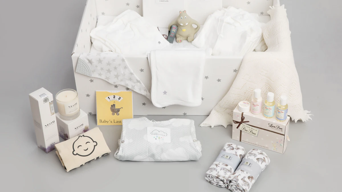 İçindekiler yan yana dizilmiş bir bebek hediye sepeti: baby shower hediyeleri çoğunlukla bebeğin ilk aylarda ihtiyaç duyacağı ürünlerden oluşur