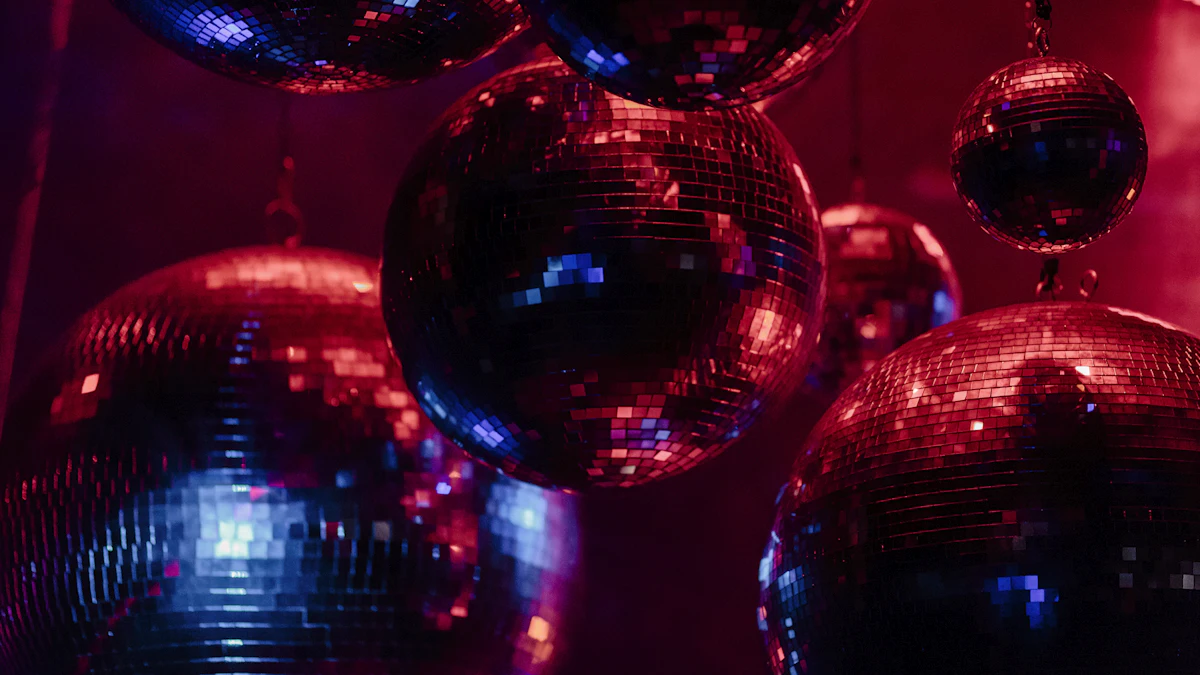 Kırmızı ve mavi ışıkta parlayan disko topları: yılbaşı partisinde müzik ve eğlence